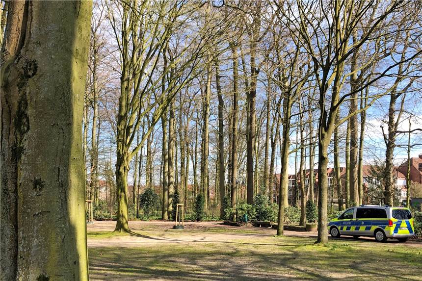 Kontaktsperre: Polizei beendet Treffen von Jugendlichen im Wäldchen Ein Streifenwagen der Polizei patrouilliert im Ahauser Schlossgarten, um die Einhaltung der Kontaktsperre zu kontrollieren.