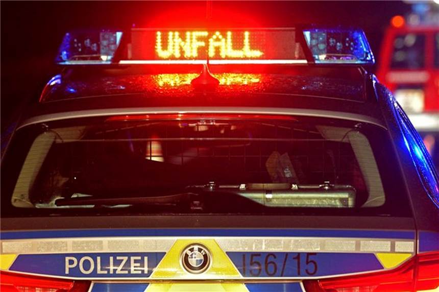 Mehrere Verletzte und ein toter Hund nach Brand Ein Streifenwagen der Polizei steht an einer Unfallstelle.