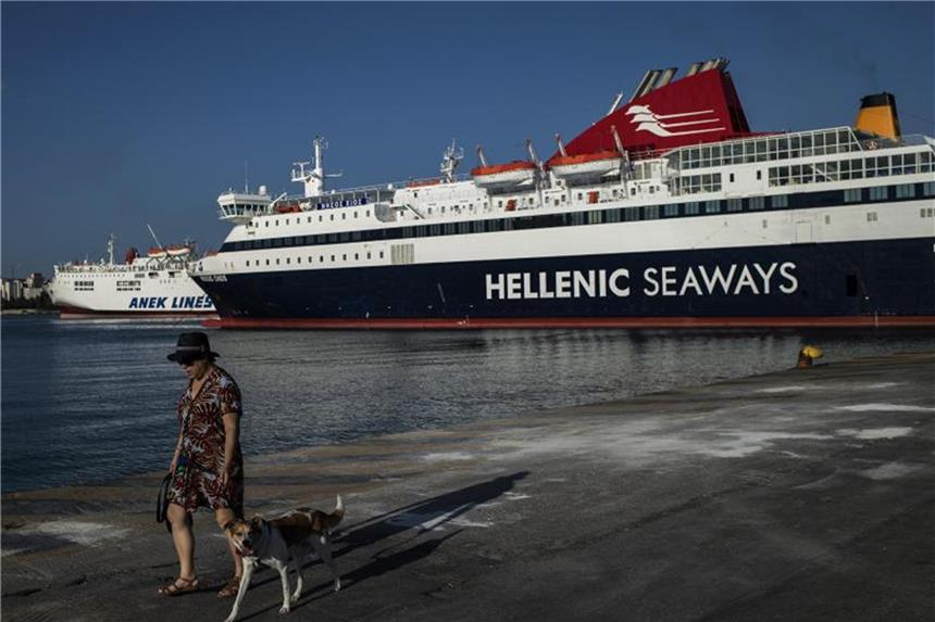 Diese Ansprüche haben Griechenland-Urlauber bei Streiks Ein Streik in Griechenland legt derzeit viele Fähren lahm. Wer sein Ticket bei einem griechischen Anbieter gekauft hat, kann kaum mit einer Erstattung rechnen. Foto: Angelos Tzortzinis