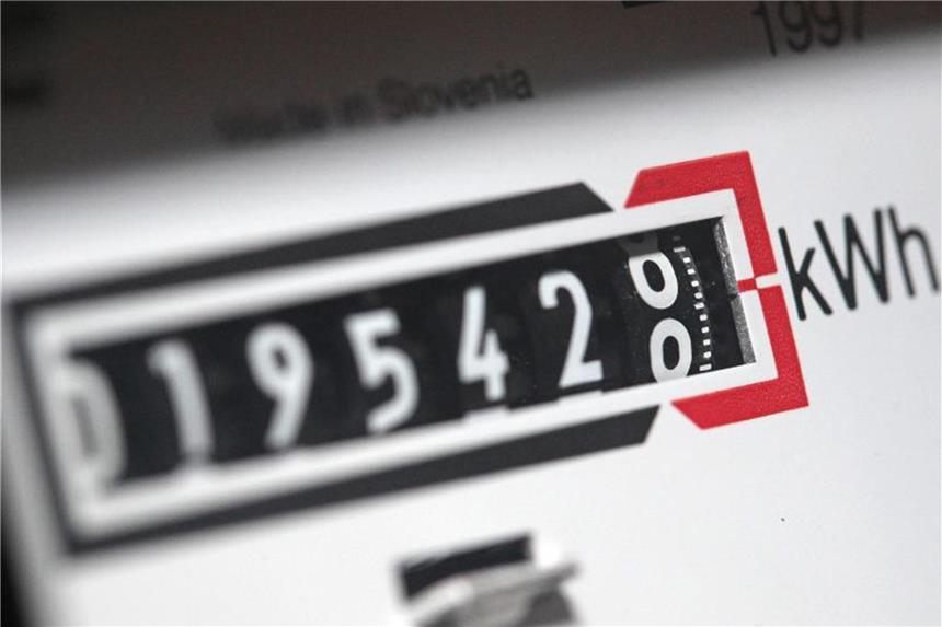 Erneuerbare treiben Strompreise weniger Ein Stromzähler zeigt in einem Mietshaus die verbrauchten Kilowattstunden an. Foto: Jan Woitas