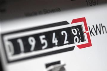 Ein Stromzähler zeigt in einem Mietshaus die verbrauchten Kilowattstunden an. Foto: Jan Woitas