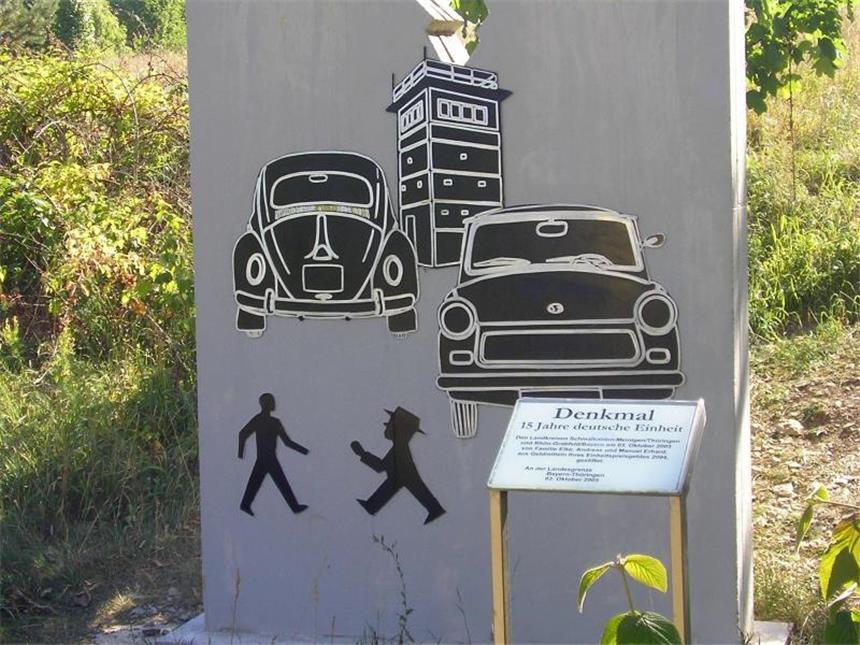 Deutsche Teilung: Zeitgeschichte entlang des Grünen Bandes Ein Stück der Mauer ist im Skulpturenpark Deutsche Einheit auch noch erhalten. Jedes Jahr kommen hier neue Objekte dazu, die mit der deutschen Teilung zu tun haben. Foto: Aktives Mellrichstadt (am)