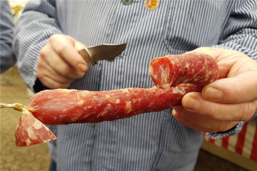 Viele Fotos: Großer Ansturm und gelebte Tradition beim „Schlöffkenfest“ in Heek Ein Stückchen Mettwurst kann doch keiner verwehren.