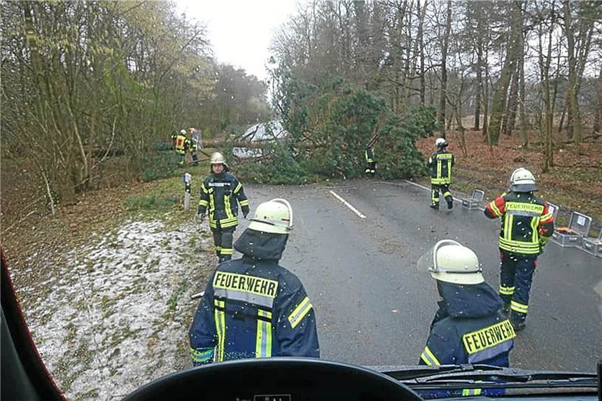 Ein Sturm zieht am Donnerstag über das Münsterland. Das Archivfoto zeigt die Feuerwehr Nienborg bei einem Sturmeinsatz 2018.