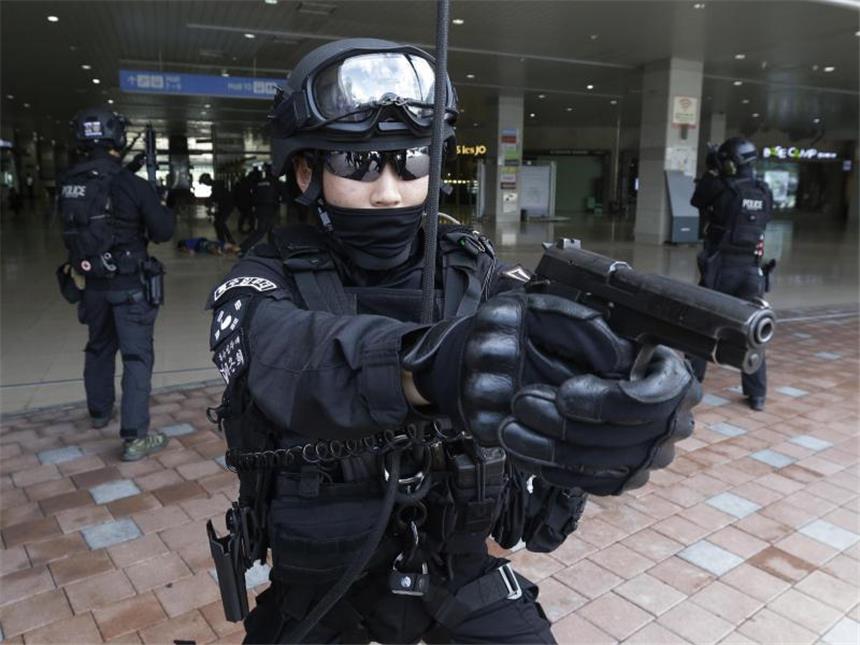 USA und Südkorea beginnen gemeinsames Militärmanöver Ein südkoreanischer Polizist zielt während des Manövers mit seiner Waffe. Foto: Ahn Young-Joon