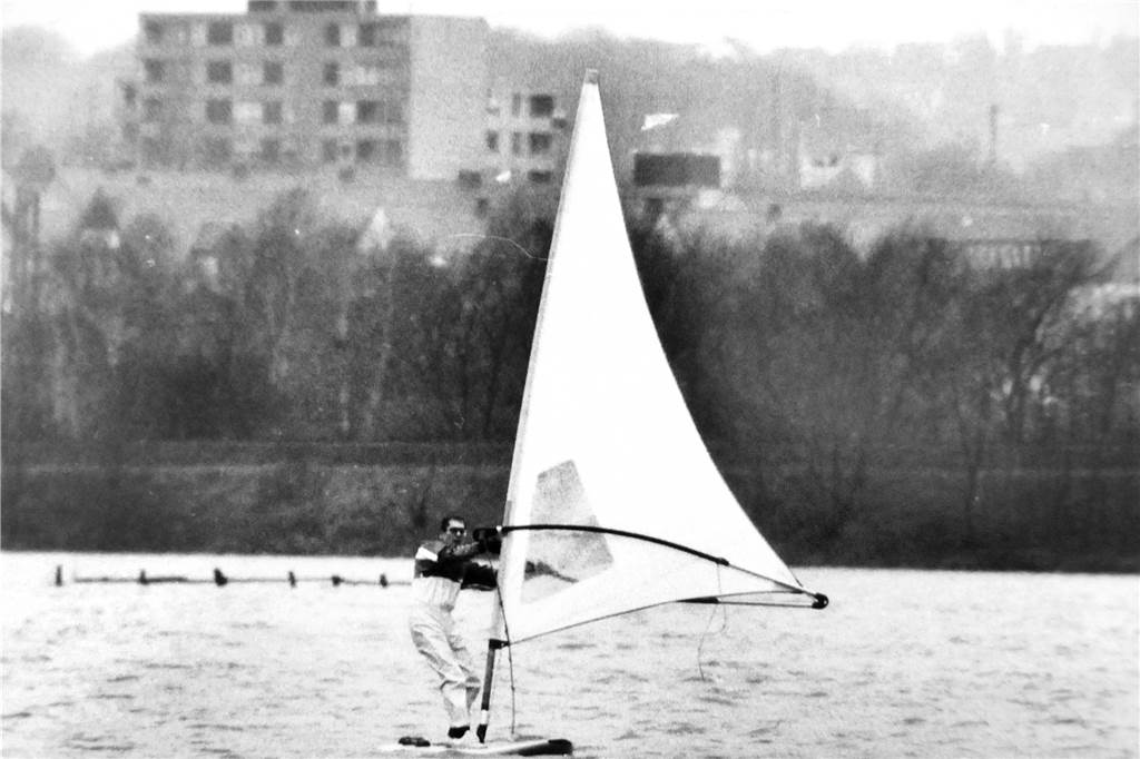 Die schlimmsten Flutkatastrophen: Als die Ruhr auf dem Markt stand Ein Surfer nutzte das Neujahrshochwasser 1987, um in den Ruhrwiesen bei Wandhofen zu kreuzen.