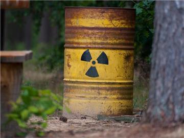 Ein symbolisches Atommüllfass steht in einem Wald in Gorleben. Foto: Philipp Schulze/Archiv