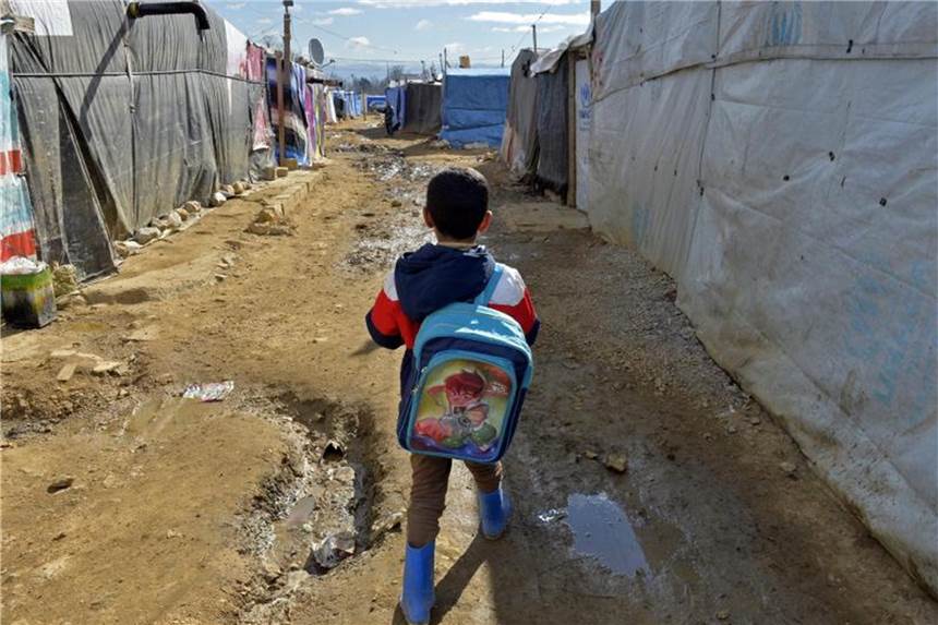 Ein syrisches Flüchtlingskind auf dem Weg zur Schule im libanischen Qab Elias. Foto: Wael Hamzeh/EPA
