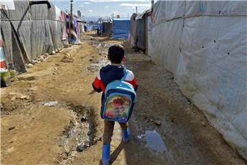 Ein syrisches Flüchtlingskind auf dem Weg zur Schule im libanesischen Qab Elias. Foto: Wael Hamzeh/EPA