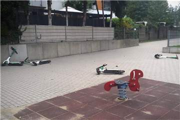 Ein tägliches Bild in der Wohnsiedlung rund um das Dogewo-Hochhaus in der Nordstadt: umgeworfene E-Scooter auf den Weg am Spielplatz.