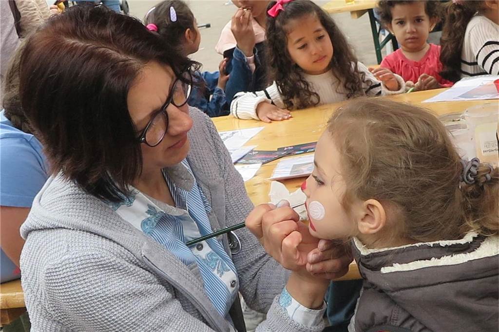 Kindertag in Schermbeck lockte über 200 Besucher Ein Tag für die Kinder in Schermbeck: Dabei wurden die Kinder auch nach Wunsch geschminkt.