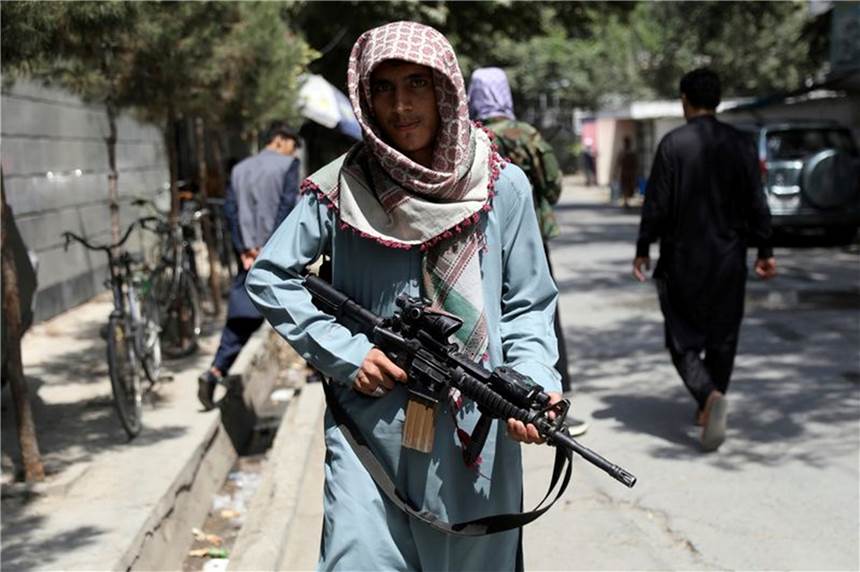 Taliban-Vormarsch stärkt Al-Kaida und IS Ein Taliban-Kämpfer steht an einem Kontrollpunkt im Viertel Wazir Akbar Khan in afghanischen Hauptstadt Kabul.