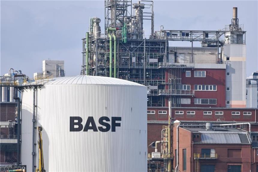 Wegen Monsanto-Deal: Bayer verkauft Geschäftsteile an BASF Ein Tankbehälter mit der Aufschrift „BASF“. Foto: Uwe Anspach/Archiv