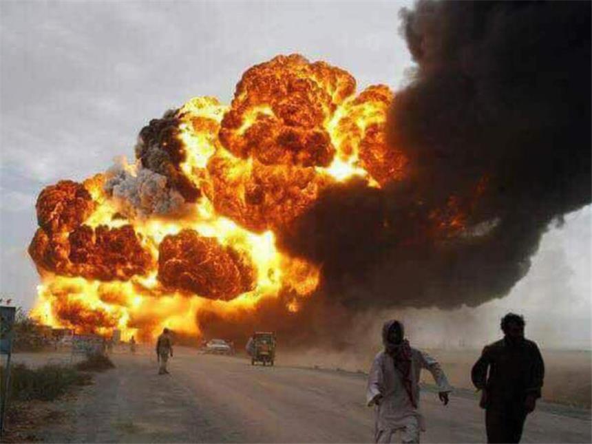 Zahl der Toten steigt nach Tanker-Explosion in Pakistan Ein Tanklastwagen explodierte bei Bahawalpur in Pakistan. Foto: Rana Sajid Hussain