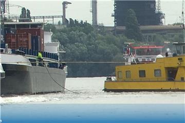 Ein Tankschiff (r) liegt auf einer Sandbank im Rhein bei Duisburg. Foto: Polizei Duisburg/dpa
