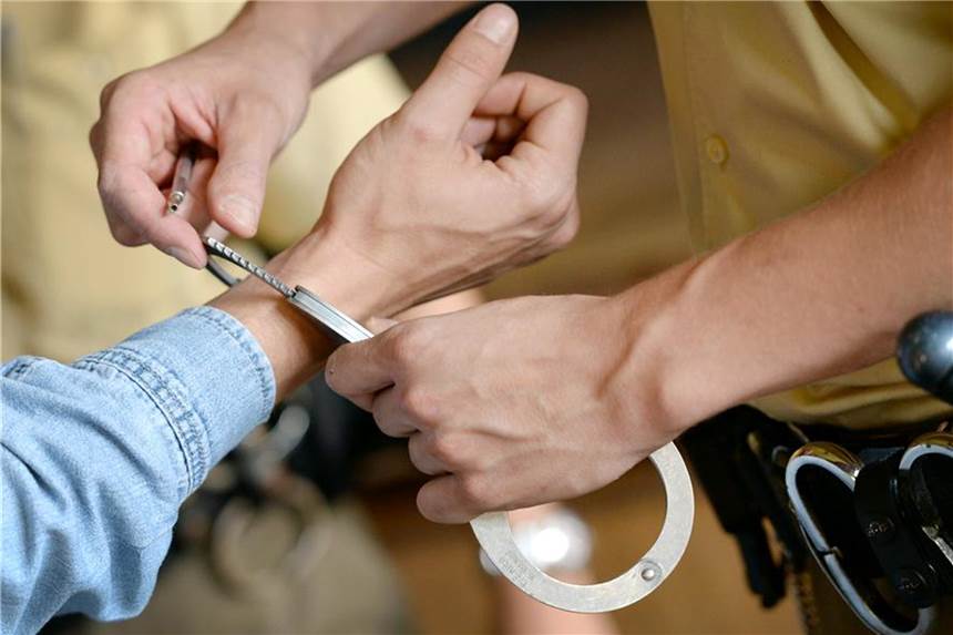 Männer überfallen Seniorin - Polizei sucht dringend Zeugen Einem Mann werden Handschellen angelegt.