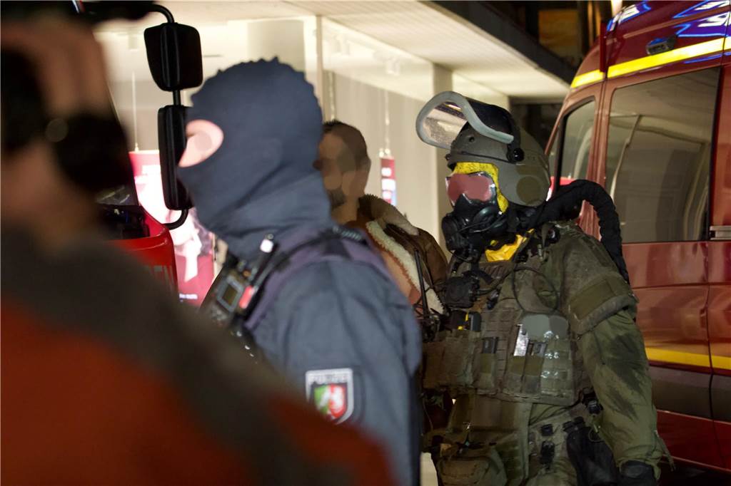 Ein Tatverdächtiger wird in der Nacht zum 8. Januar 2023 in Habinghorst abgeführt.
