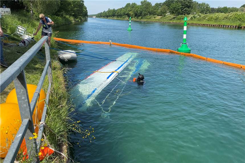 Am Kanal in Gahlen wird die gesunkene Yacht aus dem Wasser gehoben Wesel-Datteln-Kanal Bergung "Polaris"
