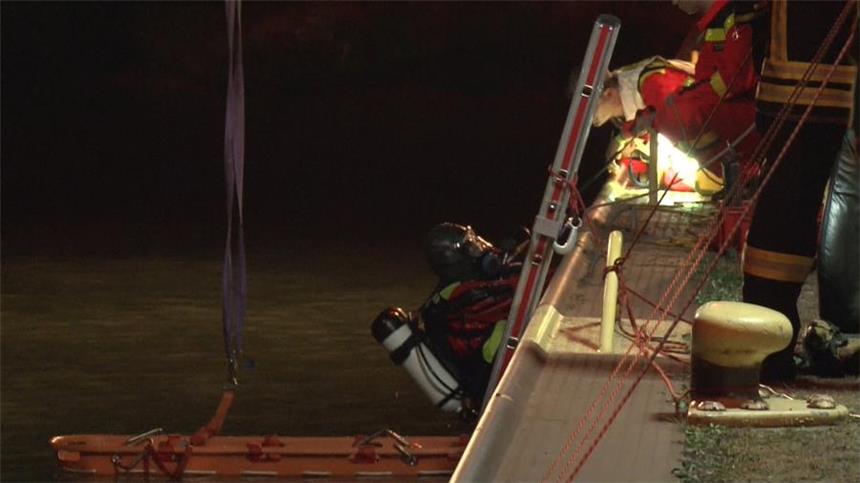 Jungs stürzen in Kanal bei Münster und ertrinken Ein Taucher steigt am in Ibbenbüren aus dem Dortmund-Ems-Kanal, wo drei Jugendliche mit ihrem Auto ins Wasser gestürzt sind.