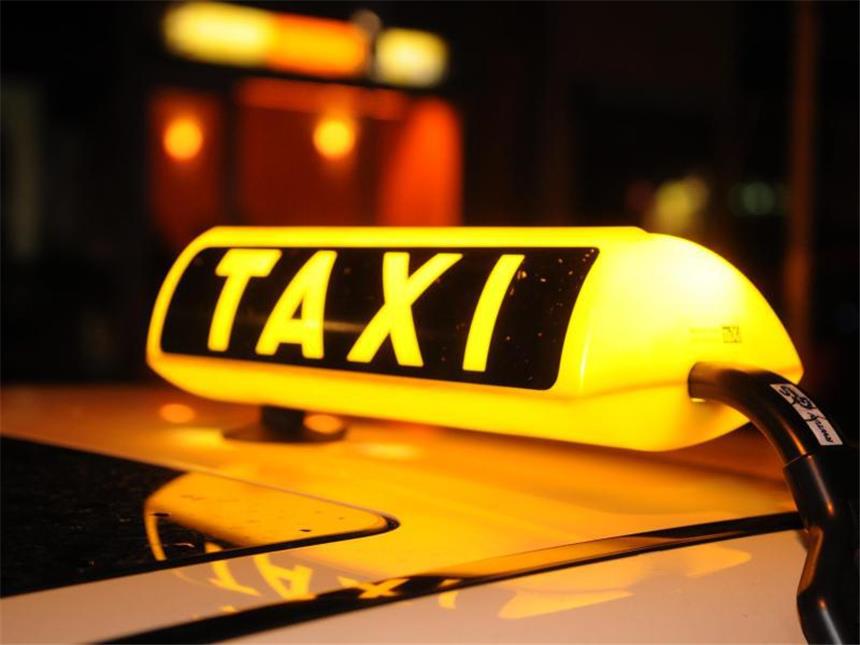Räuber hält Taxifahrer Messer an den Hals Ein Taxi. Foto: Felix Hörhager/Symbol