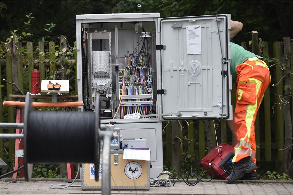 Schnelles Internet ist vor allem im äußeren Norden und Süden Dortmunds noch Neuland Ein Techniker installiert ein neues Glasfaserkabel in einem Verteilerkasten in Sachsen-Anhalt. (Symbolbild)
