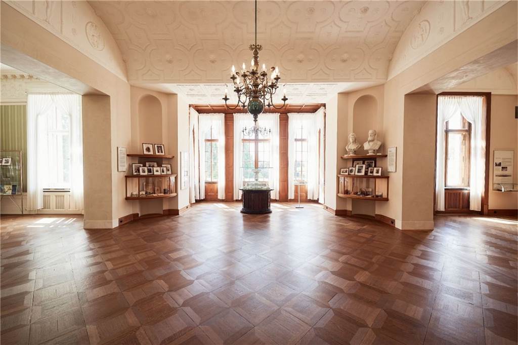 Ein Teil der Dauerausstellung in der Villa Hügel - ob Sie am Ende des Ausflugs mehr von außen oder von innen überzeugt worden sind, entscheiden Sie.