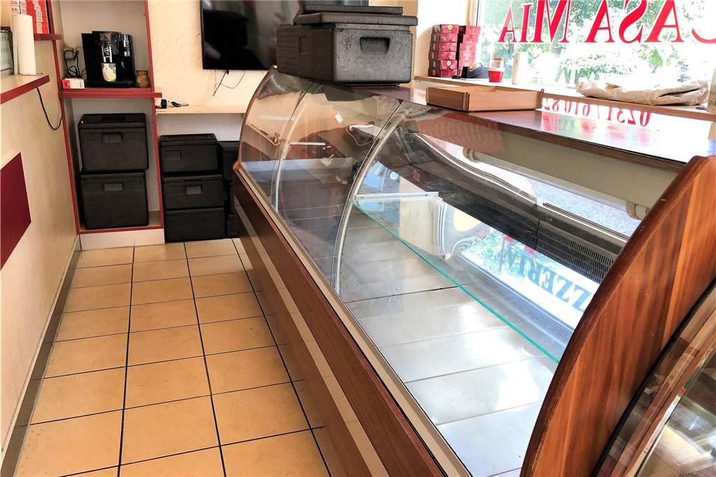 Spezialitäten aus Sizilien: Exklusiver Blick in Küche, Karte und Biergarten Ein Teil der Einrichtung aus dem "Il Siciliano" steht nun in der Martener Pizzeria.