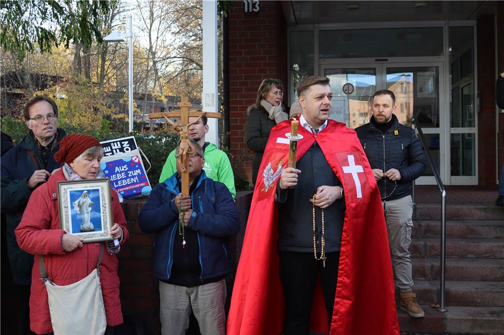 Abtreibungsgegner: „Man kann nicht mit ihnen reden“ Ein Teil der Gebetsmahnwache vor der Klinik in Körne am 26. November.