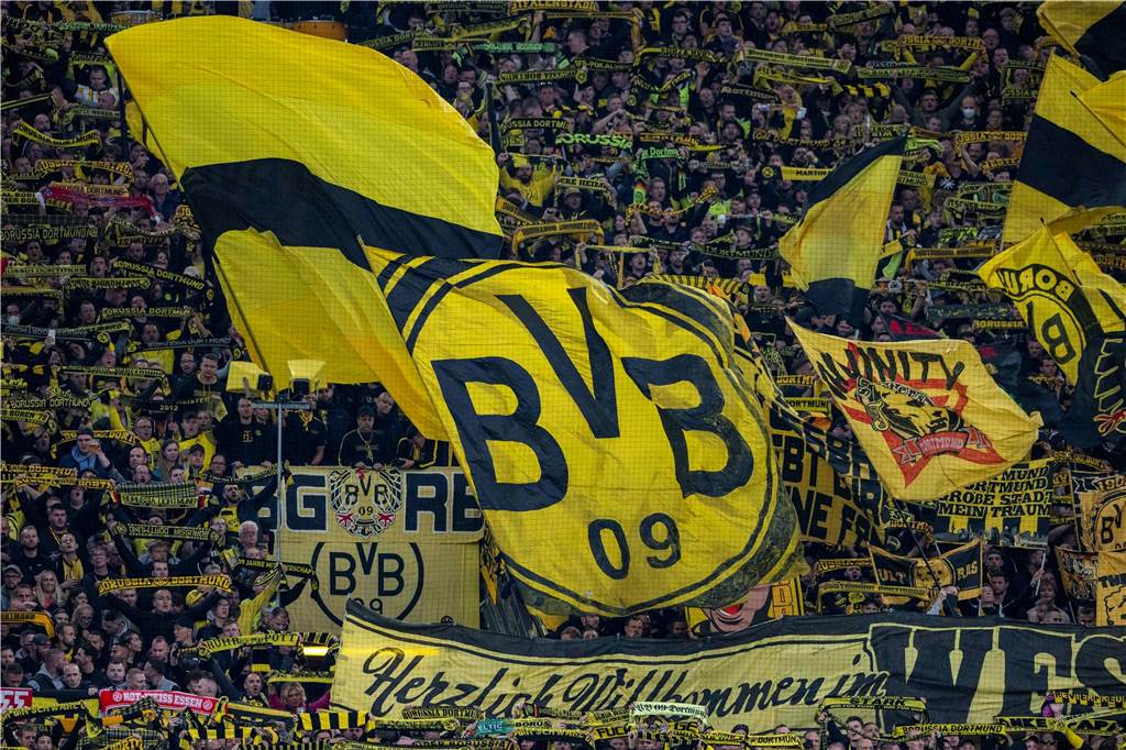 BVB-Fans stehen auf der Südtribüne Dortmund.