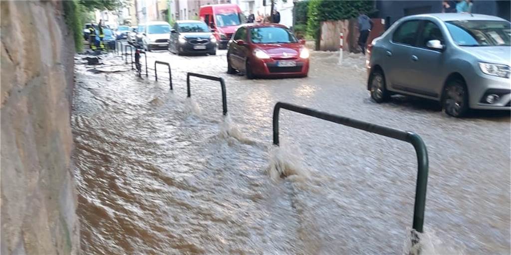 Spektakuläre Bilder: Straße in Dortmunds Innenstadt wird zu reißendem Fluss Ein Teil der Von-der-Goltz-Straße in der östlichen Dortmunder Innenstadt stand zeitweise komplett unter Wasser.