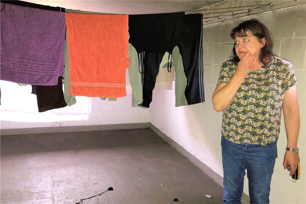 Nach Kellerbrand müssen Vonovia-Mieter ihre Wäsche seit Wochen in der Badewanne waschen Ein Teil der Wäsche hängt seit dem Kellerbrand noch an der Leine. Yvonne Alex muss sie komplett entsorgen. „Leider auch meine beiden besten Tischdecken.“