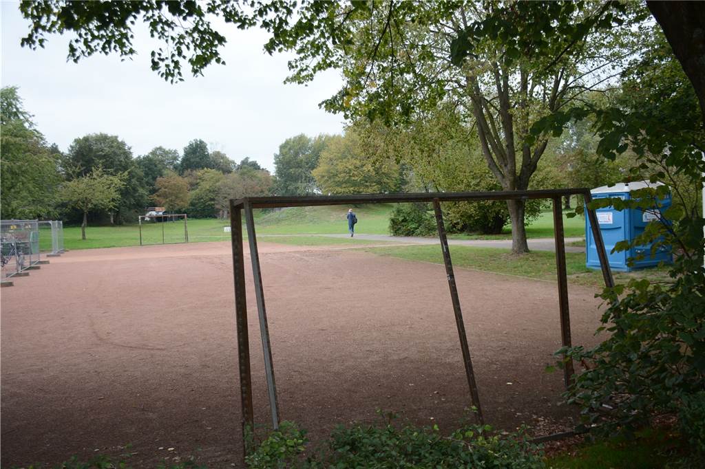 Neuer Zugang vom Kanal kommt: Umbau des Bürgerparks hat begonnen Ein Teil des Bolzplatzes wird als Baulager für die Firma Vornholt genutzt, die Tore sind aber so versetzt worden, dass man weiterhin dort spielen kann.