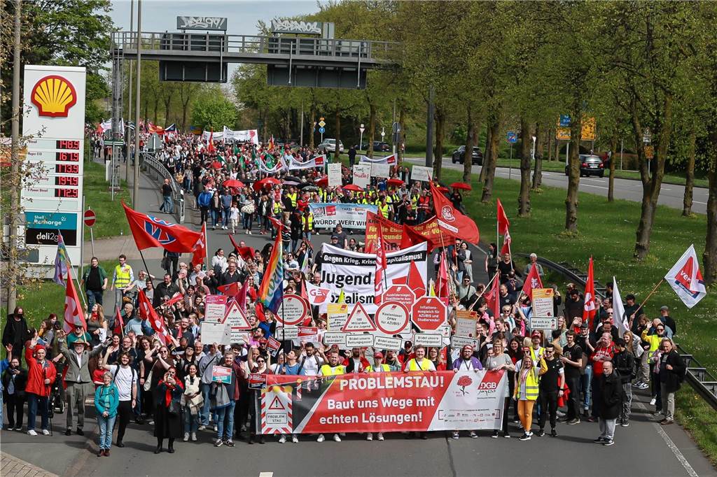 4500 Menschen kommen zur 1. Mai-Demo des DGB Ein Teil des Demonstrationszuges am 1. Mai auf der Ruhrallee.