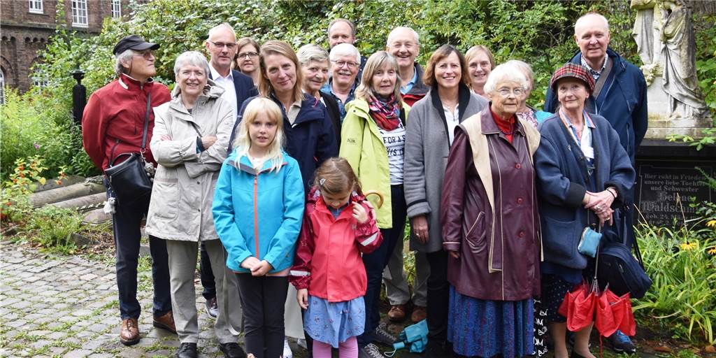 Lüner Familienverband Waldschmidt unterstützt auch Villa Urbahn Ein Teil des Familienverbandes bei den Grabstätten der Familie Waldschmidt auf dem Lüner Museumsgelände.