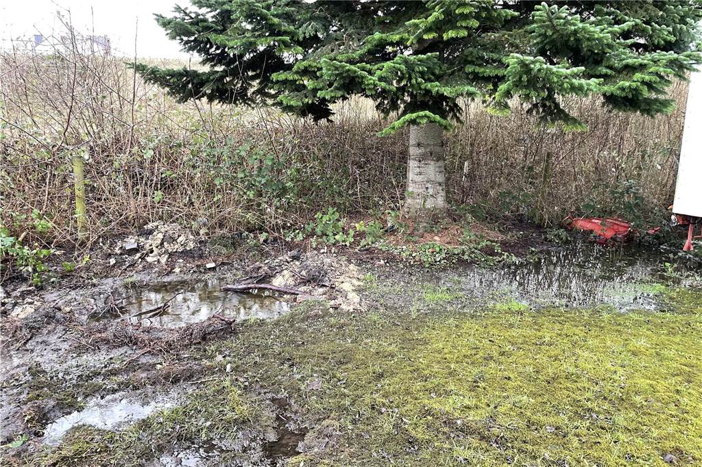 Keller und Kirmesplatz unter Wasser: „So schlimm war es noch nie“ Das Foto zeigt tiefe und große Pfützen auf einem Gelände am Bärenbruch in Dortmund-Marten.