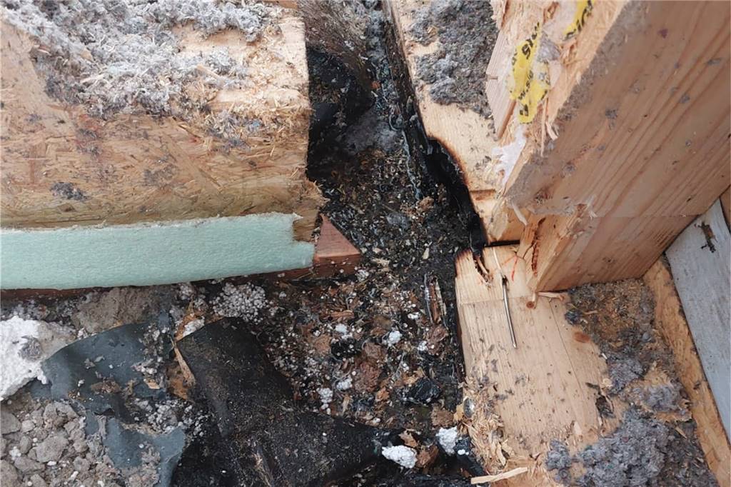 Brand in Geflüchtetenunterkunft Davensberg - Anwohner verhindert Schlimmeres Ein Teil des Holzständerwerkes, das Feuer gefangen hatte.
