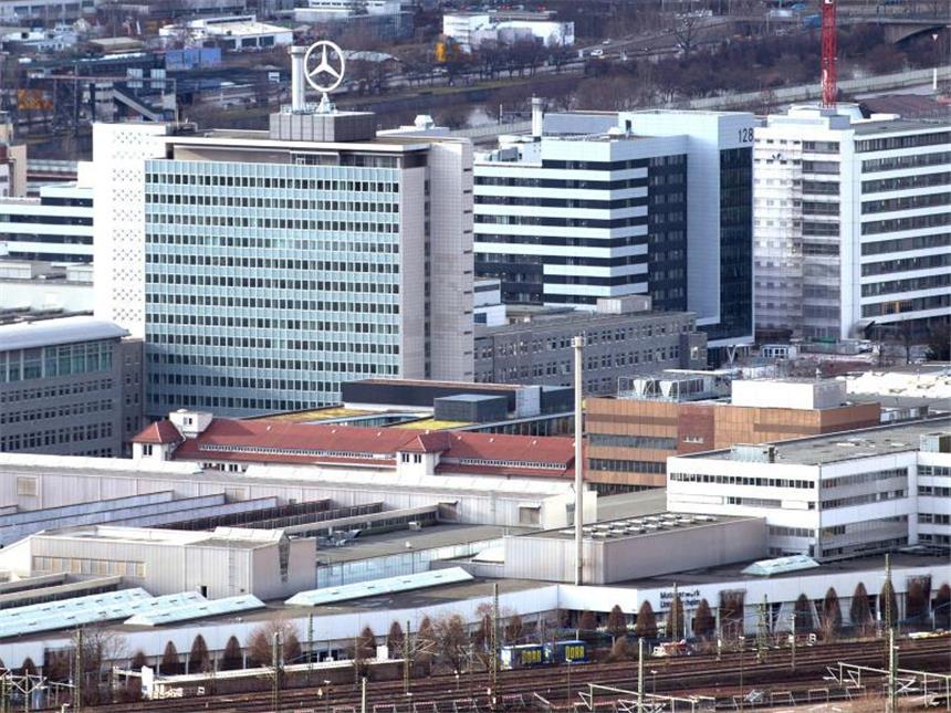 Daimler setzt langfristig auf starke Stammbelegschaft Ein Teil des Mercedes-Benz-Werks Untertürkheim und die Daimler-Konzernzentrale: Definitiv beschlossen ist die neue Struktur längst noch nicht. Foto: Marijan Murat