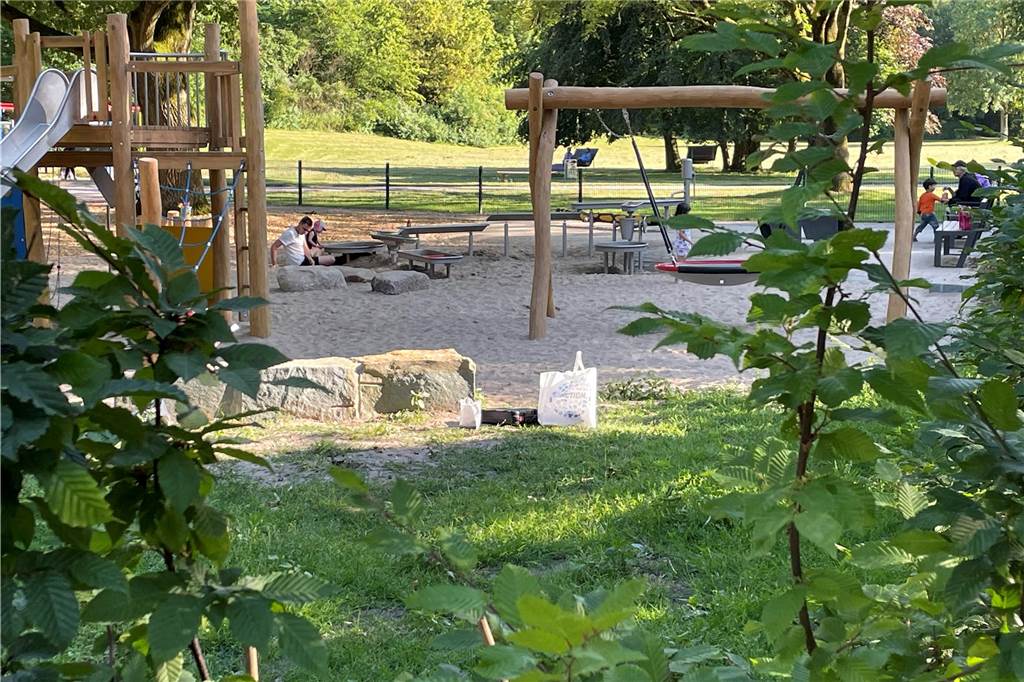 FWI beantragt Toilette für Spiel-, Sport und Bewegungspark am Hallenbad Ein Teil des neuen Super-Spielplatzes am Hallenbad ist fertig. Er hat eine Matschbahn. Im Hintergrund sieht man hier noch die Wiese, auf der jetzt gebaut wird.