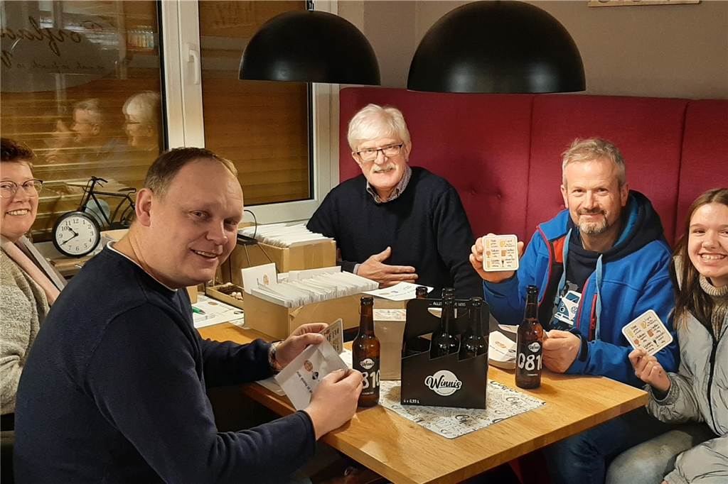 Ein Bier mit Geschichte: Projektgruppe plant ein Bürgerbräu für Vinnum Ein Teil des Projektteams hat fleißig Stimmdeckel in Umschläge gesteckt und wird sie am Wochenende verteilen: Helene Bünting (v.l.), André Wolski, Winni Maatz, Thomas Lohmann und Lisa Lohmann.