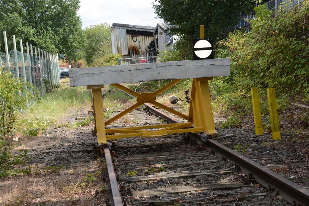 Die Weichen für das Überleben der Hafenbahn in Dorsten sind gestellt Ein Teil des Südstrangs an der Rudolf-Diesel-Straße wurde gekappt, die Gleisfläche wurde an die Anlieger übertragen.