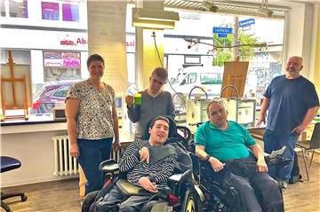 Ein Teil des Teams im „MakerSpace“: Henrike Struck (v.l., Projektleitung, Awo), Herr Korolew (Mitarbeiter Werkbereich Awo), Matheusz Degusz (Mitarbeiter im UK-Büro), Herr Speckmann (Mitarbeiter der Werkstatt) und Herr Kapuvari (Bereichsgruppenleiter, Awo).
