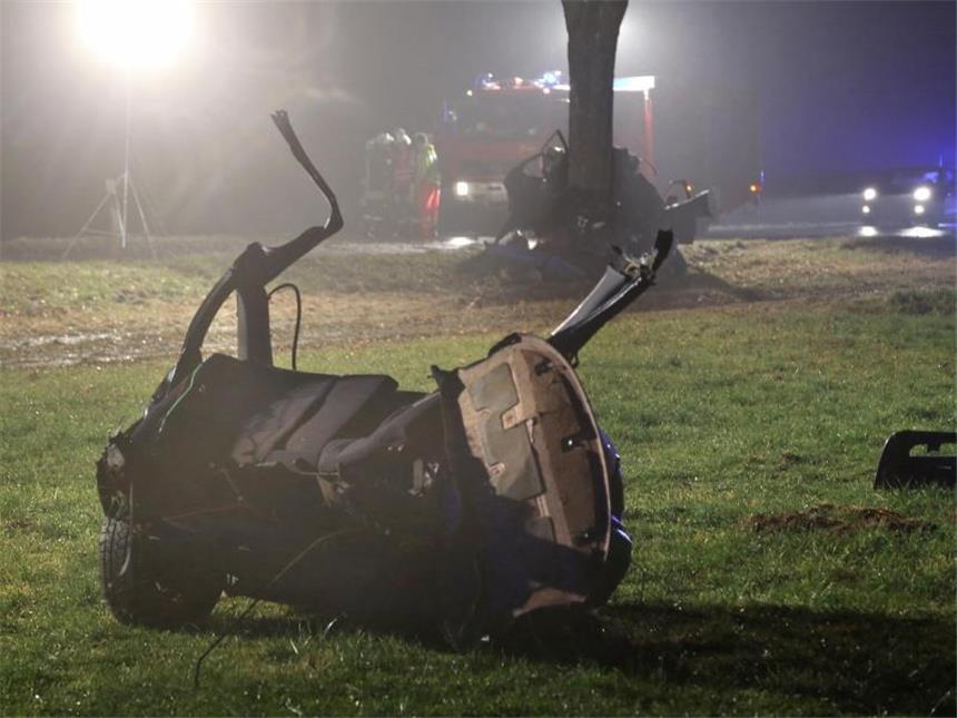 Vier Teenager rasen nachts in den Tod Ein Teil des zerstörten Autos auf einer Wiese bei Markt Rettenbach im Unterallgäu. Foto: Thomas Pöppel