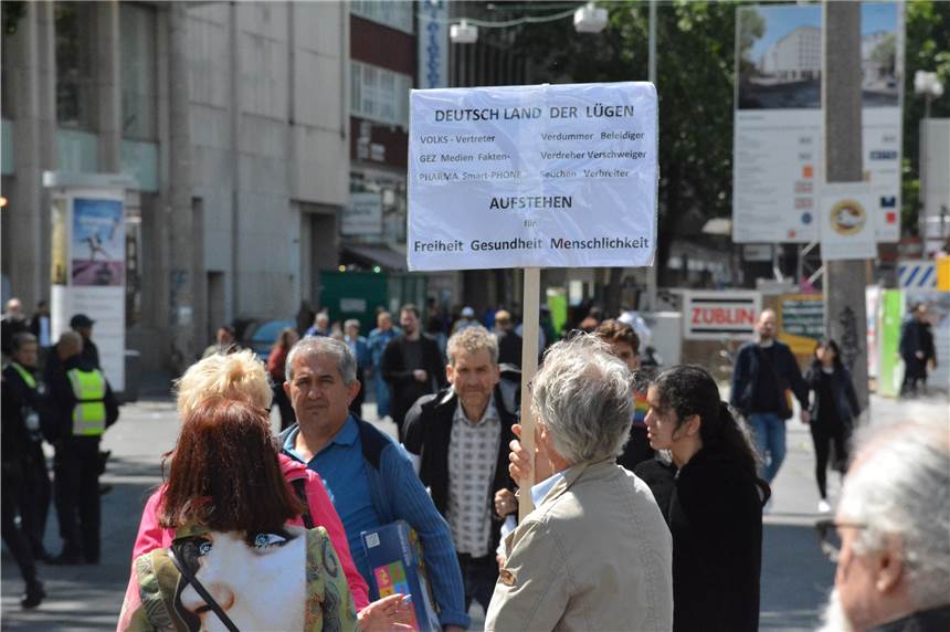 Neue Pläne: 1500 Coronaschutz-Gegner wollen in Dortmund demonstrieren Ein Teilnehmer einer kleineren Dortmunder Demo im Juni wähnt Deutschland als "Land der Lügen".