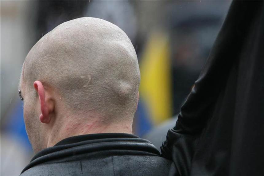 Mehrheit sieht Rechtsradikalismus vor allem als Ost-Problem Ein Teilnehmer einer Neonazi-Demonstration im brandenburgischen Halbe. Foto: Patrick Pleul/Archiv