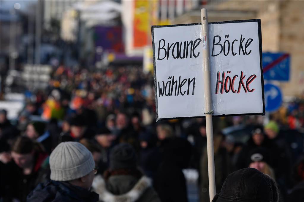 Ein Teilnehmer trägt bei einer Demonstrationen gegen die AfD und gegen Rechtextremismus in Hessen ein Plakat mit der Aufschrift "Braune Böcke wählen Höcke". 