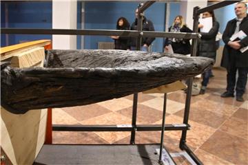 Ein teilweise enthüllter, rund 3000 Jahre alter keltischer Einbaum, ausgestellt im Kloster Ettal. Foto: Karl-Josef Hildenbrand