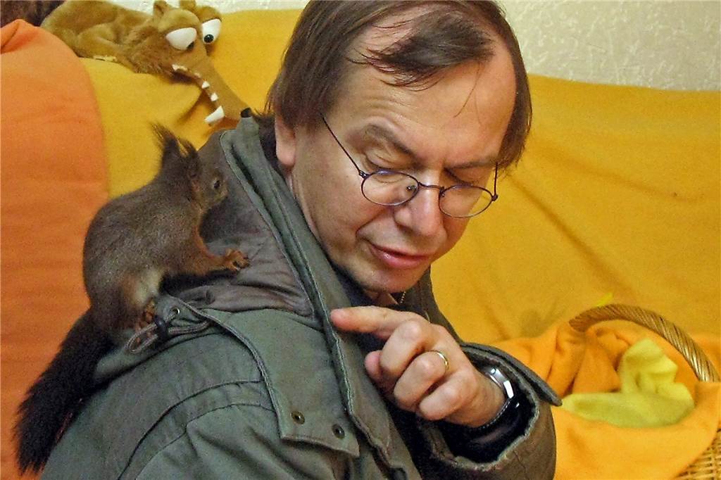 Urgestein der Ruhr Nachrichten: Reinhard Schmitz geht in den Ruhestand Ein Termin im Jahr 2009, an den man sich gerne erinnert: Vorwitzig springt das sieben Wochen alte Eichhörnchen Dorothea auf den Parka von Reinhard Schmitz.