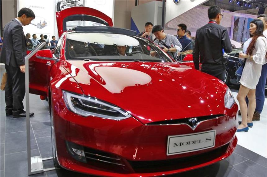 China fährt bei E-Autos weiter an der Spitze Ein Tesla S steht bei der Auto China 2016 Motor-Show. Neben China gehört auch Norwegen zu den Treibern der Elektromobilität. Foto: Wu Hong