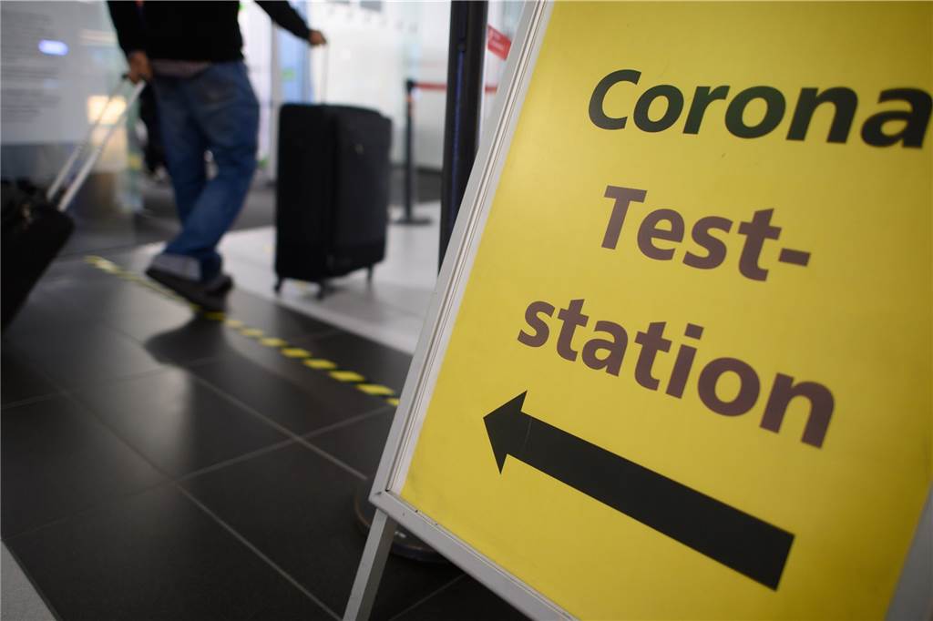 Verbraucherzentrale erklärt neue Corona-Bestimmungen für Reiserückkehrer Ein Test direkt bei der Einreise aus einem Risikogebiet soll ab dem 8. November nicht mehr ausreichen, um eine Quarantäne zu vermeiden. Erst fünf Tage nach der Rückkehr können Reisende sich testen lassen. Ein negatives Ergebnis verkürzt dann die Quarantäne.