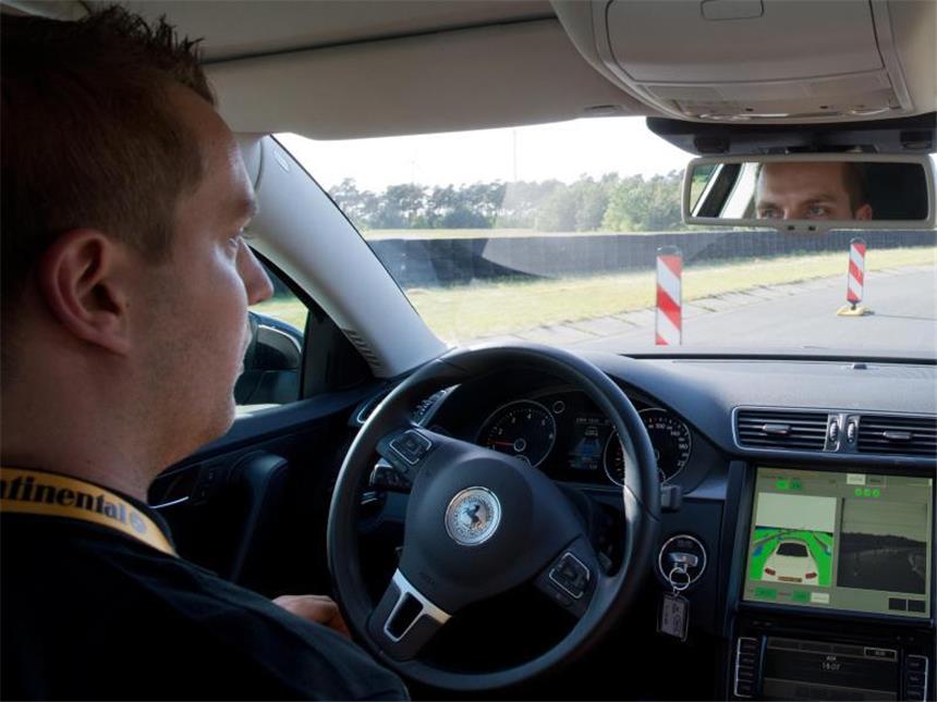 Autobranche fürchtet Rückstand im Wettlauf um Fahren 2.0 Ein Testwagen des Automobilzulieferers Continental, der teils auch mit Autopilot fahren kann. Foto: Julian Stratenschulte
